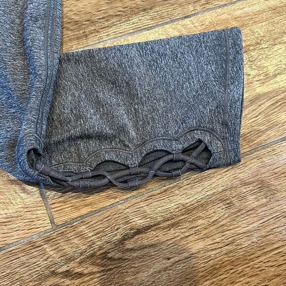 🧘♀️ Lululemon Cropped Gray Leggings - Size 8 - Perfect Condition - Picture 2 of 5